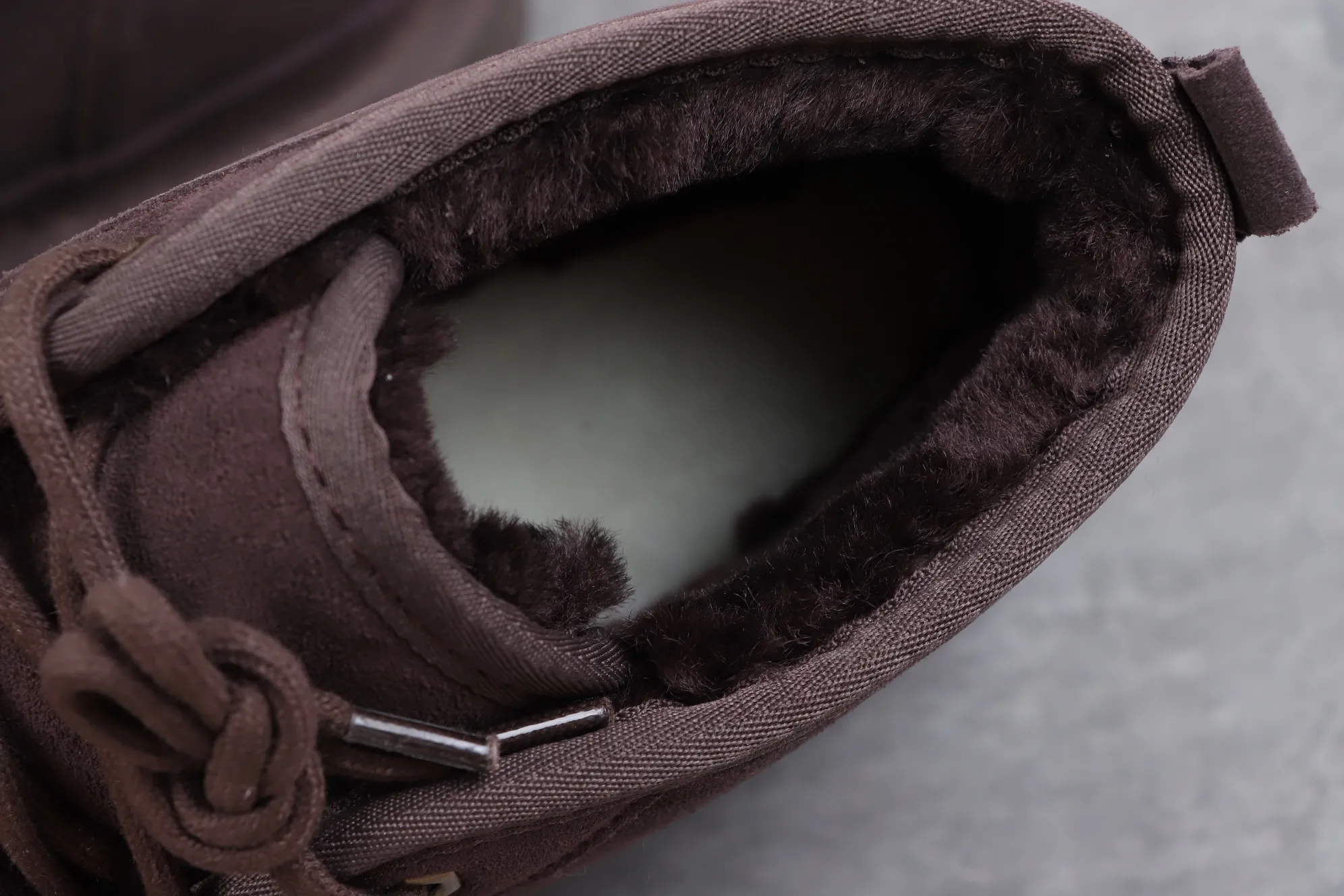 💰520 UGG sheepskin integrated snow boots 3236 brown M Neumel Product description: As an extension of the classic series, the classic lightweight series has a low-key outsole and upper inspired by classic styles, showing the comfort and luxury of UGG. Upper: cow leather, soft suede upper. Insole: 17mm UGGpure™ wool cushioning foam insole. Sole: Treadlite by UGG™ Light wing technology outsole - non-slip, cushioning, wear resistance, and good elasticity Heel: Brand LOGO on the side Size: 39 40 41 42 43 44 45